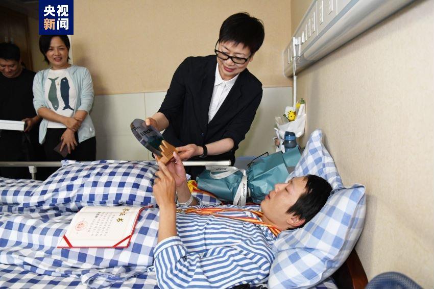 【#杭州跳江救人小哥彭清林再获表彰#：记二等功！邀请落户杭州】杭州跳江救人小哥彭