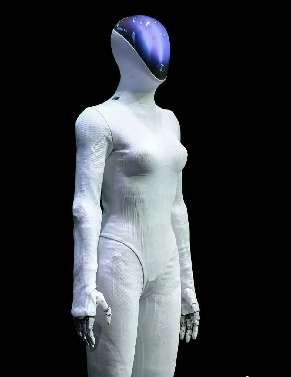 刚看完小鹏机器人踏猫步、剪腿自证的炸裂表现，转头就刷到俄罗斯“艾多尔”首秀摔成零