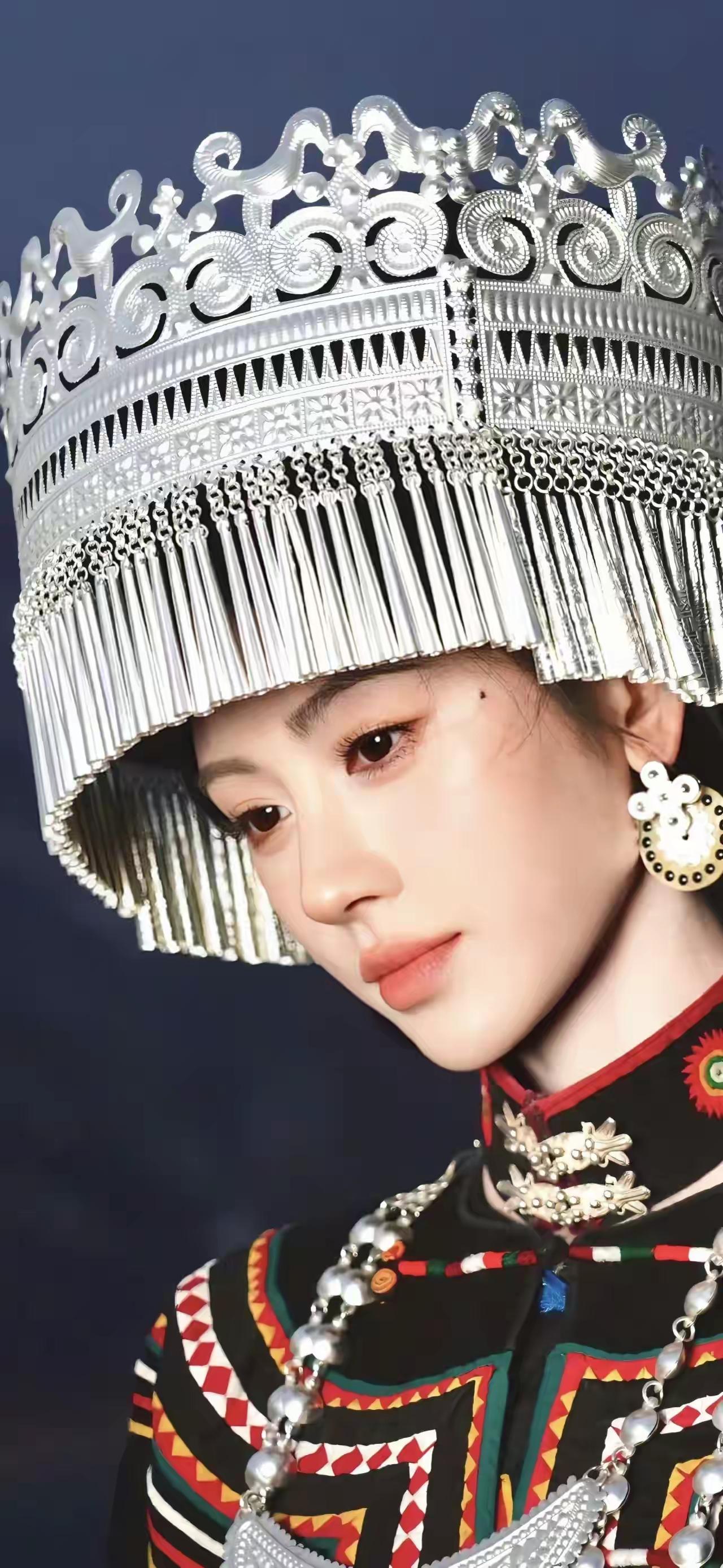 美女壁纸～鞠婧祎，银冠映山河，彩绣缀风华。当银饰轻响，便是山风捎来的古老歌谣，在