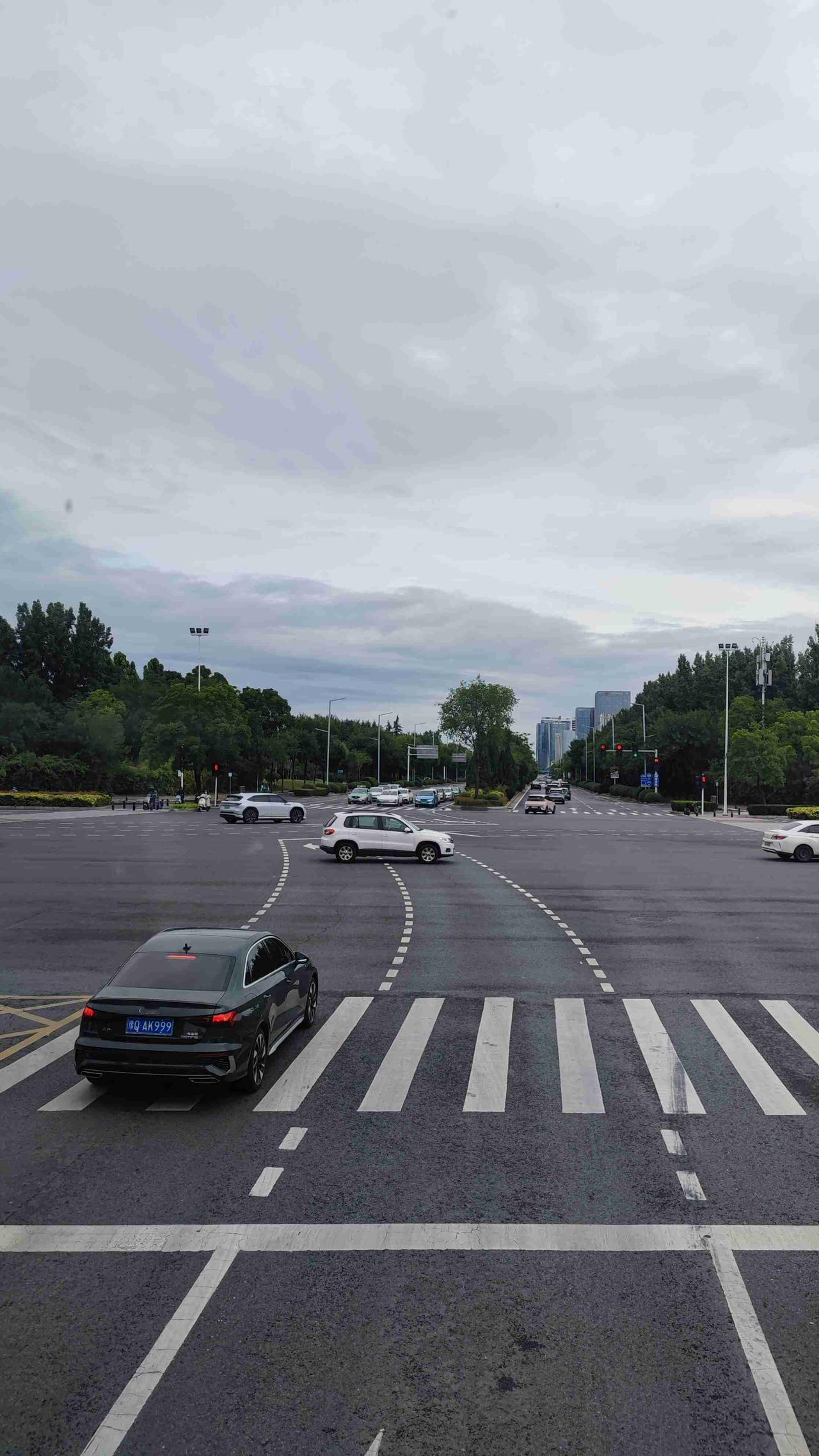 我的今日状态：😁轻松愉快，不开车，乘坐公交出行。
我这里的天气：雨过天晴，空气