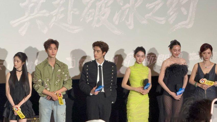 张萌爆料李昀锐张康乐穿老头衫 张萌又爆猛料！李昀锐张康乐老头衫造型露肤绝绝子，健