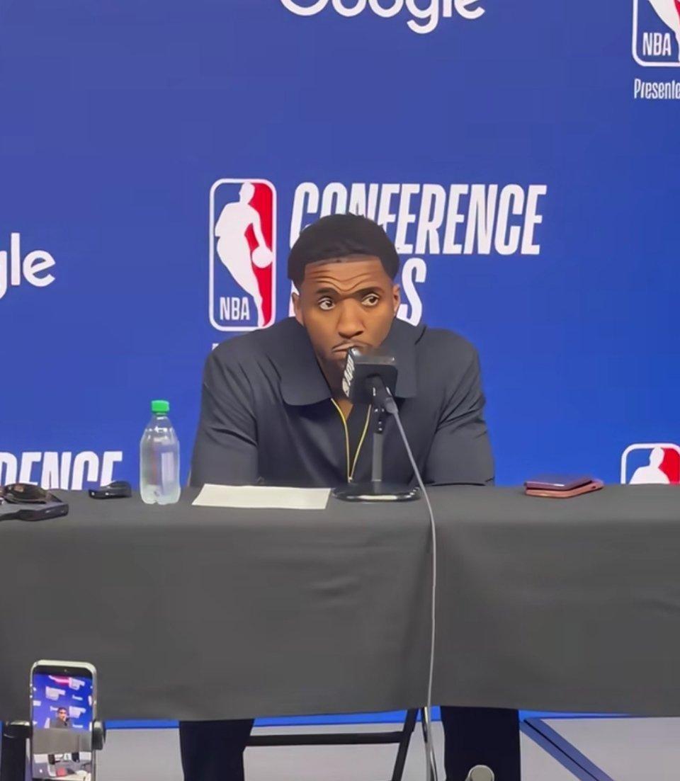 米切尔避谈詹姆斯🏀 米切尔力挺哈登 一避一挺态度鲜明，米切尔不愿过多讨论詹姆斯