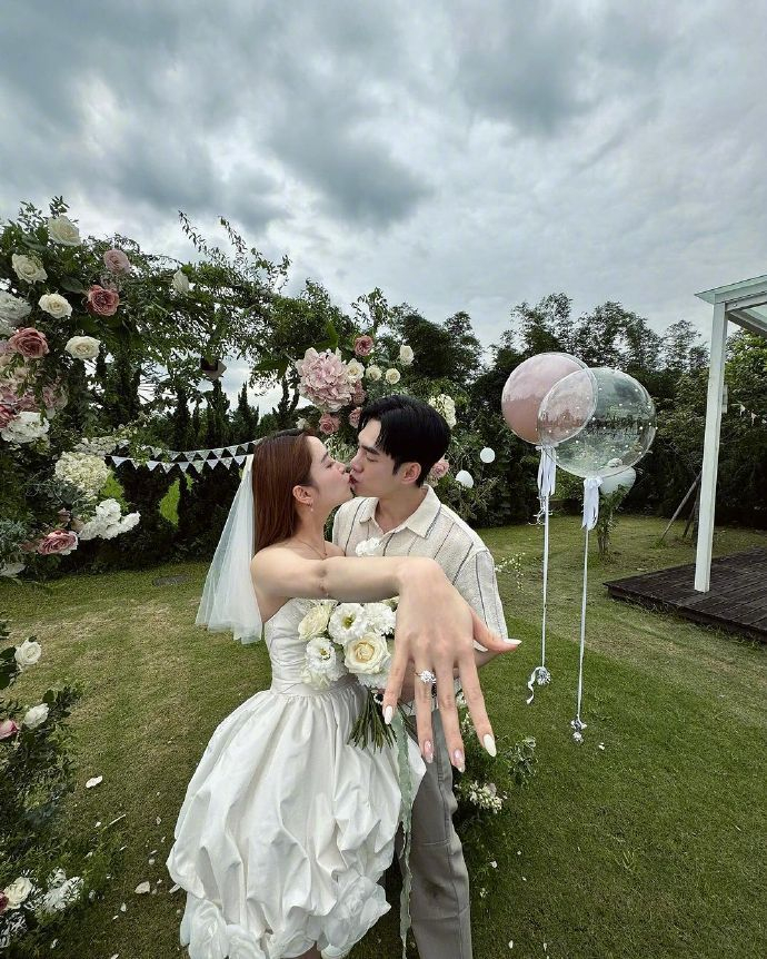 #欧阳妮妮张书豪登记结婚#  欧阳妮妮的妈妈傅娟透露欧阳妮妮和张书豪两个人已经领