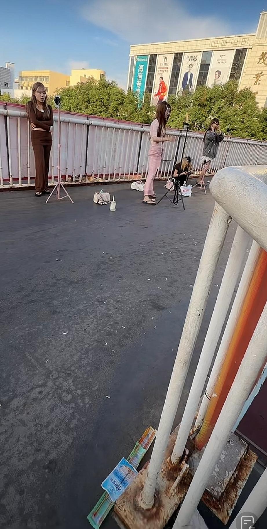 坐标：保定朝阳大街天桥

⏰时间：早上6:09

刚走上大桥，就看到几位年轻女孩