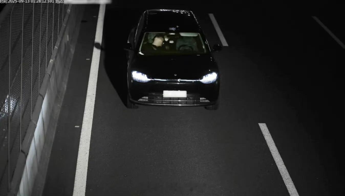 杭州一男子酒后使用“智驾神器”在主驾无人情况下令汽车自行行驶 20 分钟，被判拘