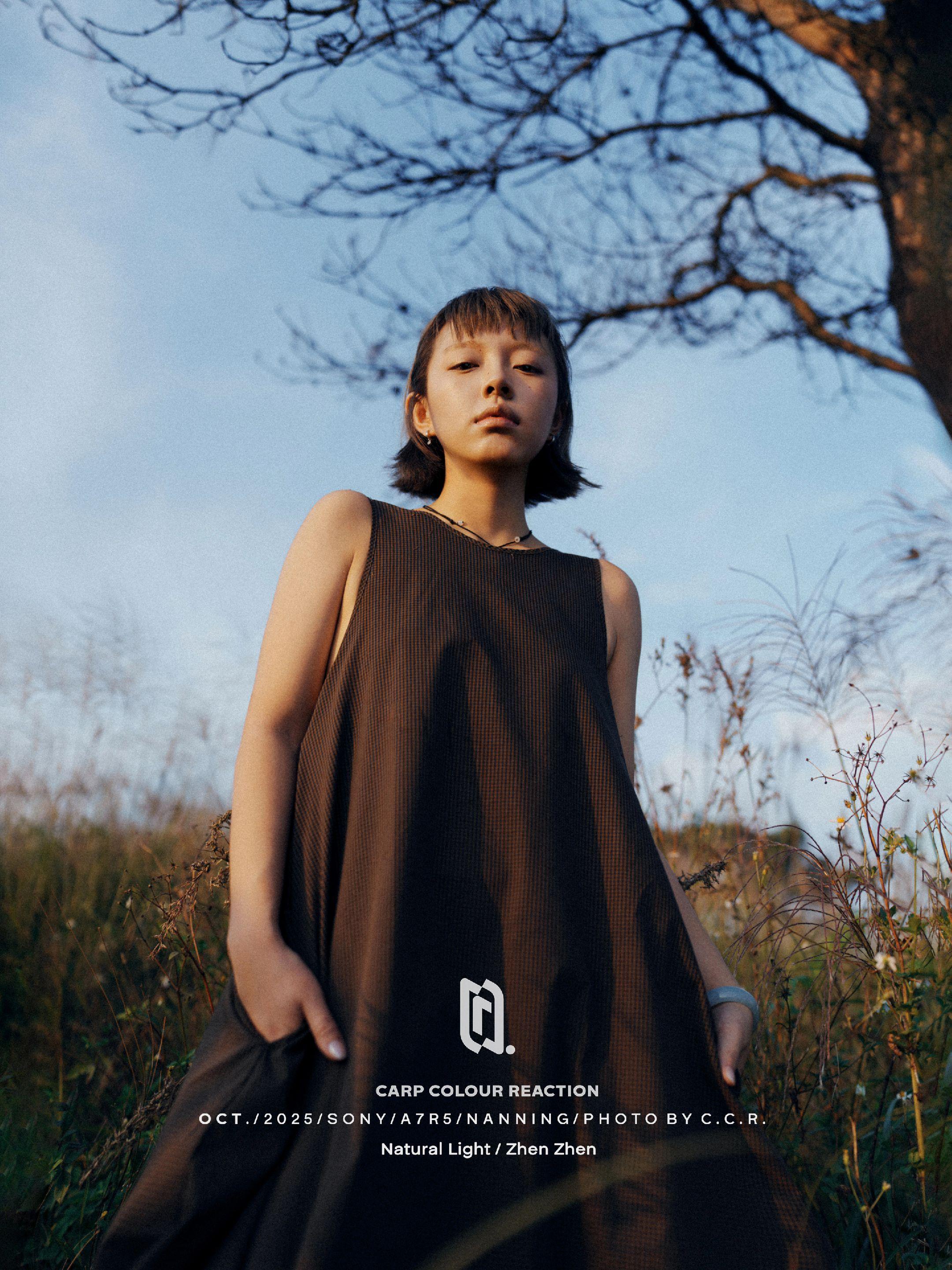 秋天美拉德色系山顶出片思路大公开。摄影攻略： 👗穿着：美拉德风以棕色...