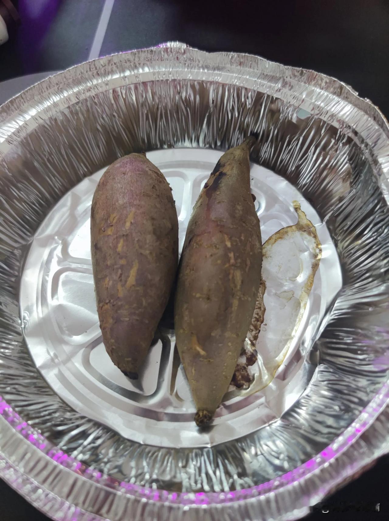 现烤小红薯，我的早餐我先吃。#红薯这样烤着吃#