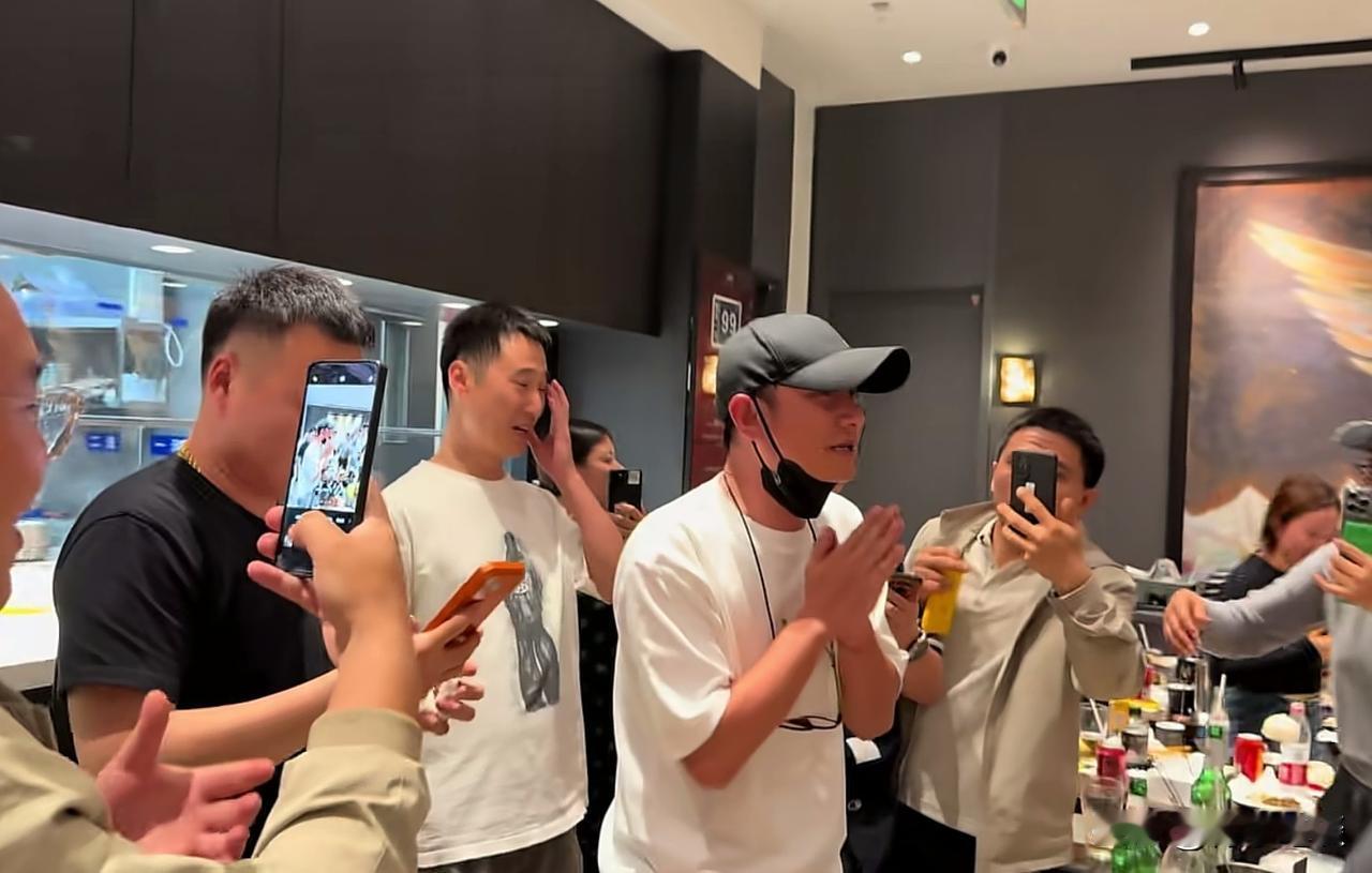 文章自己也没想到，沉寂多年后开个饭店还能火起来，据说很多人凌晨4点过来排队，菜品