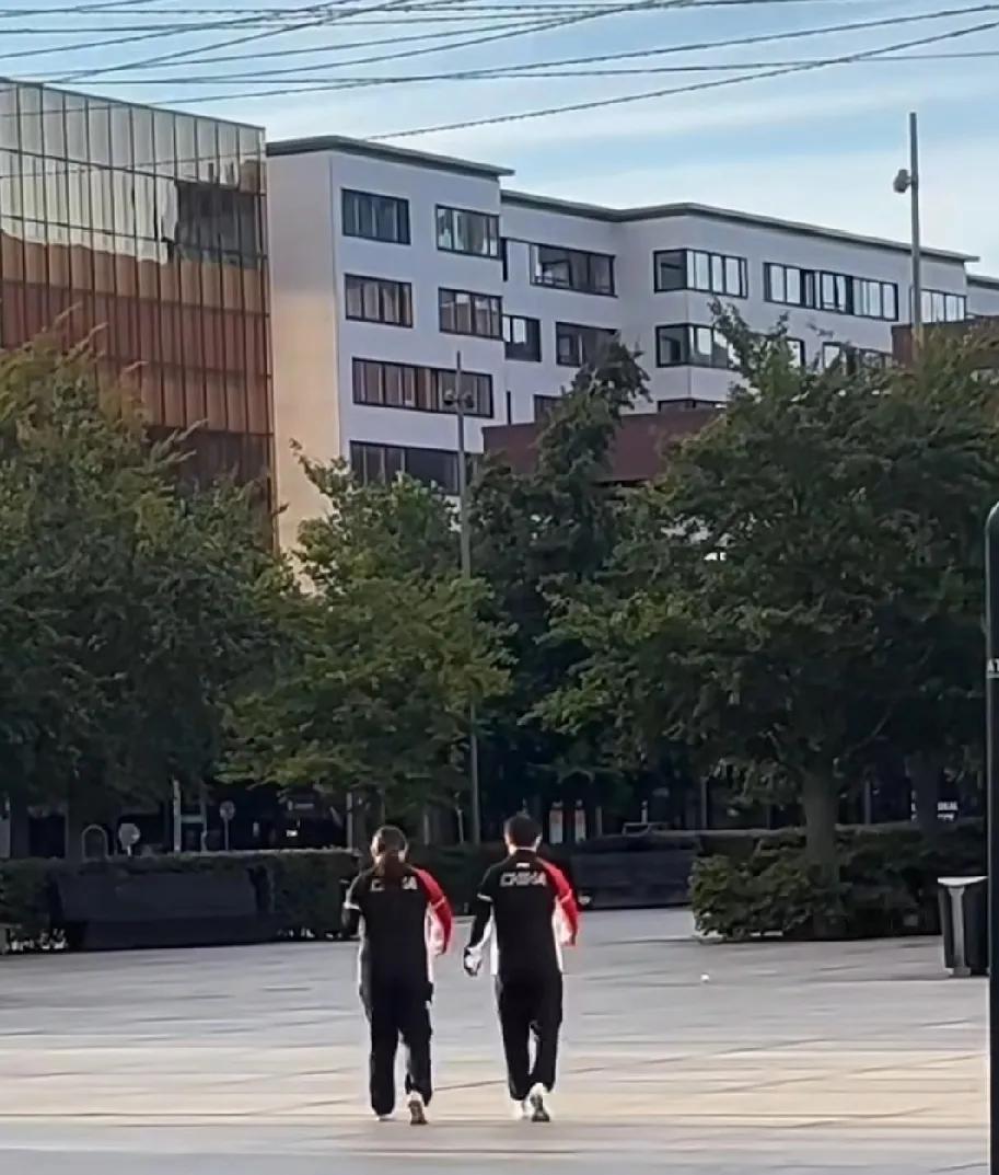 莎宝和何卓佳的有爱瞬间
 
刚刚刷到孙颖莎和何卓佳并肩走路的视频，这背影也太像啦