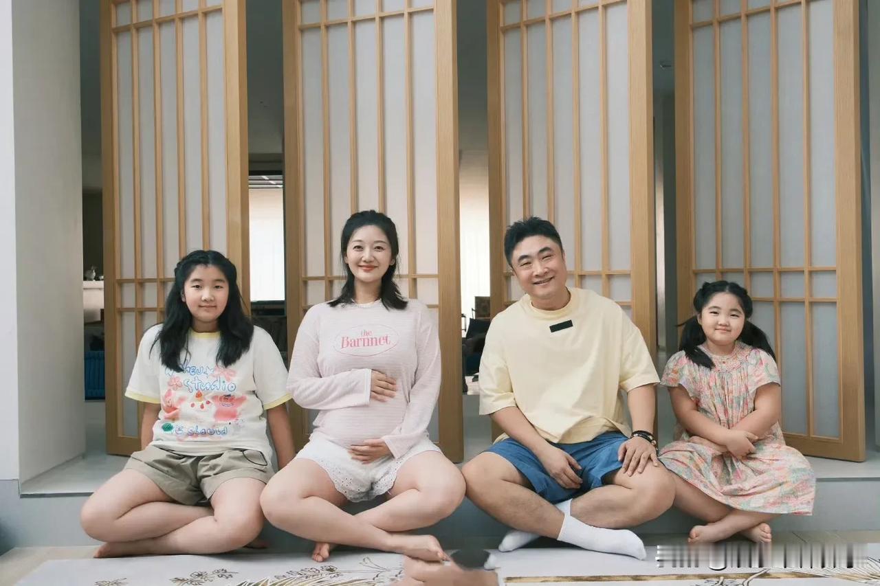 演员乔杉妻子怀三胎，这是想要个儿子吧！

8月23日，乔杉罕见在社交平台发文，晒