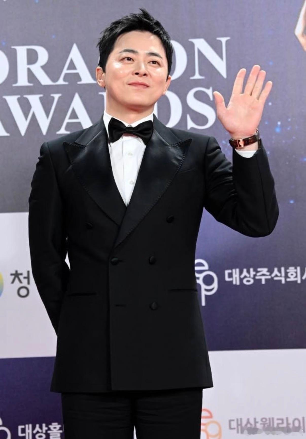 今年青龙电影的最高观影奖是《我的僵尸女儿》，总观影人次563万，足以证明韩影市场