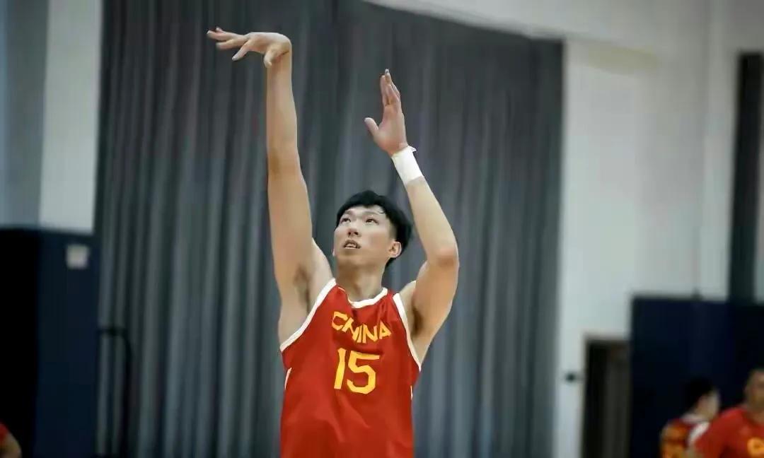 周琦出工不出力，竞技状态明显下滑！

通过中国男篮近期的热身赛可以发现周琦的竞技