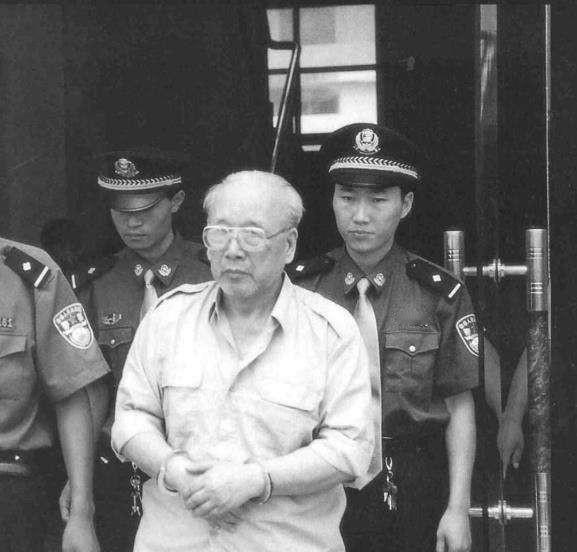 1998年，73岁的老人正与一位寡妇在床上共享温存，突然房门被踹开！陌生的身影闯