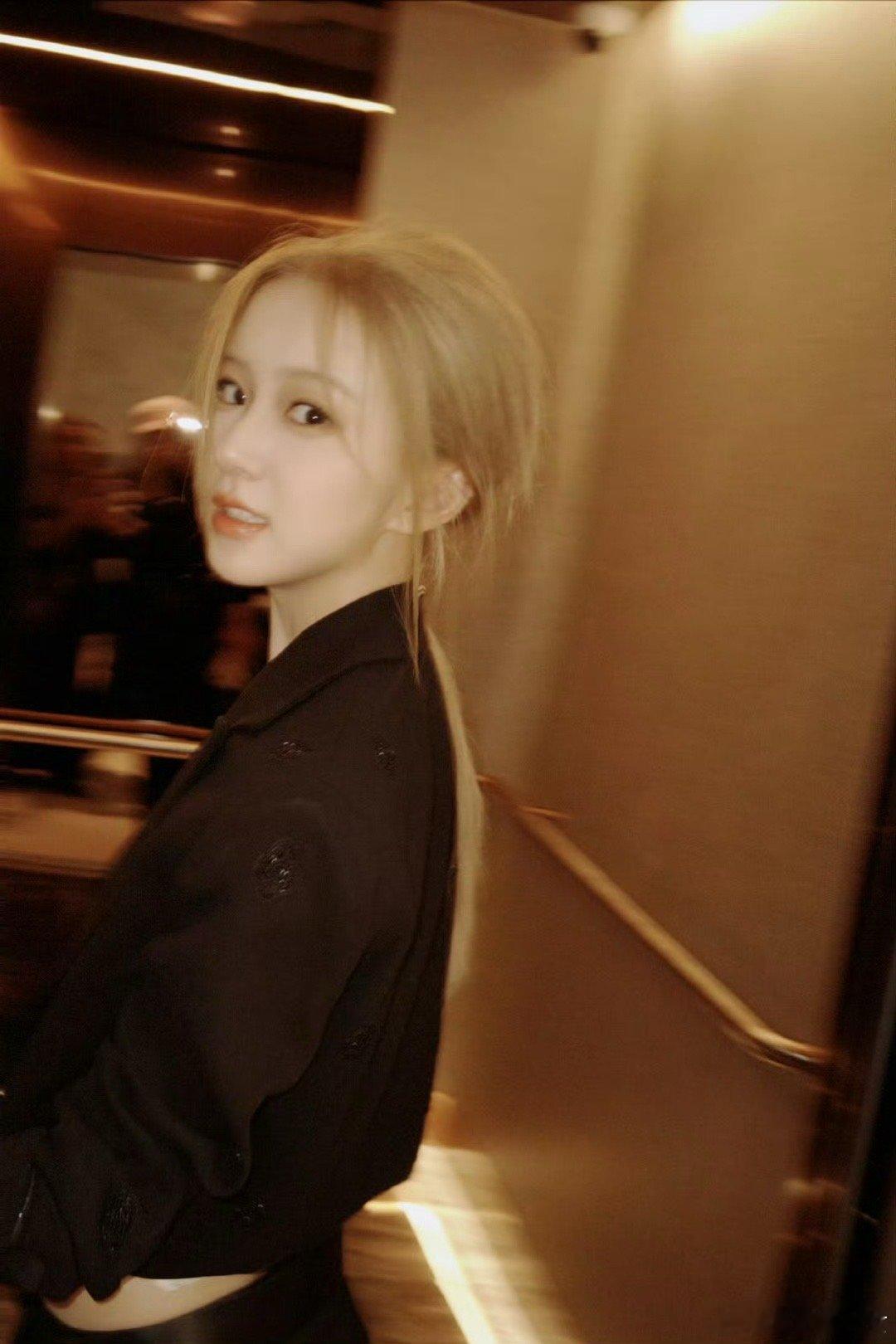 包上恩不适合浅发色 都美成这样了还要咋样啊，这话题词怎么搞的～ 