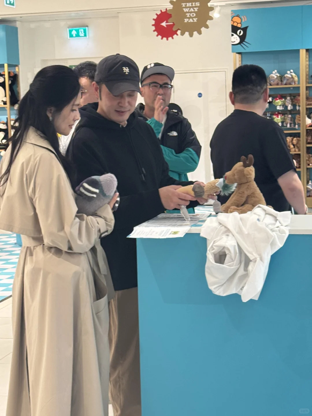 网友在伦敦JellyCat偶遇沙溢和胡可，胡可不愧是女明星，整个人好薄好美！ ​