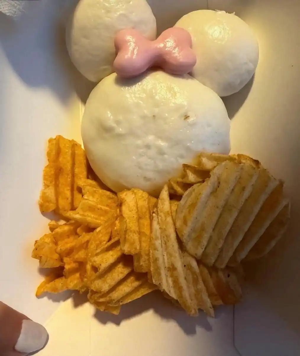 上海迪士尼70元1个包子网友怒了，实物为三个无馅白面馒头，迪士尼曾介绍“米妮蒸包