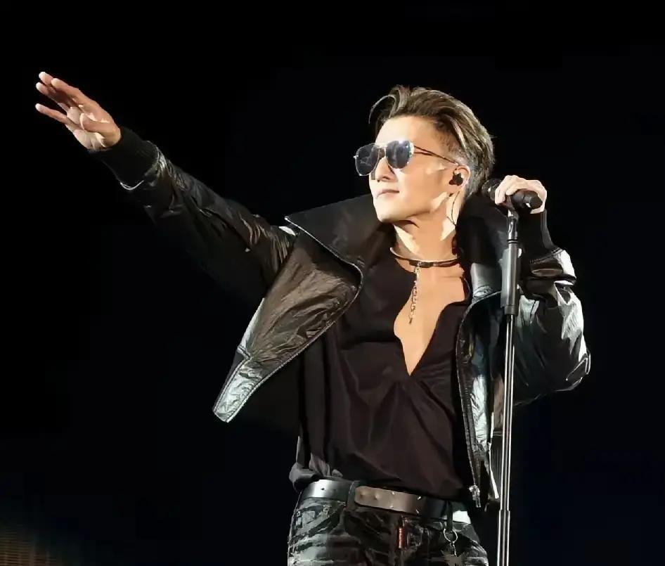 谢霆锋王菲复合十二年，作息不同就分房睡，钱包各管各的，机场牵手照还是甜掉牙。
