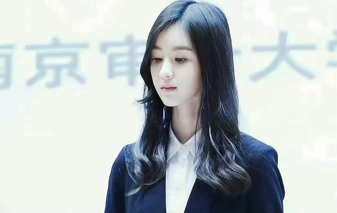 陈都灵理工女拍照姿势 温柔是底色，理工女的缜密是骨架，陈都灵往镜头前一站就是又美