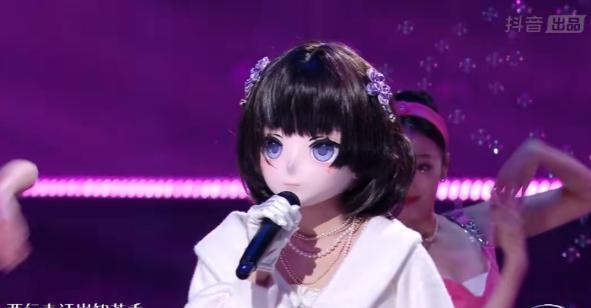 张碧晨因一句“唯一原唱”引发原唱争议，从私生饭到未婚妈妈，其过往经历引发公众热议