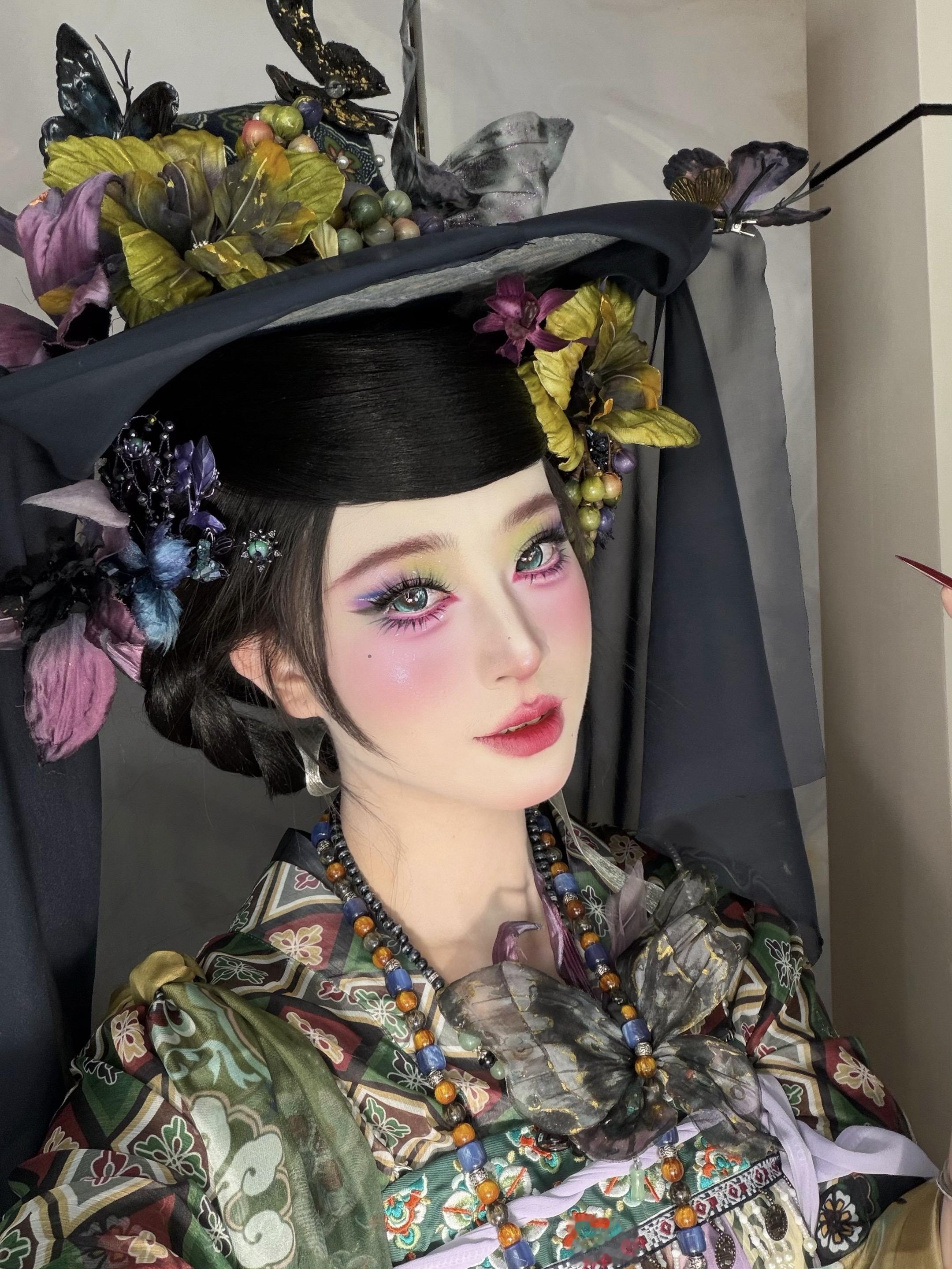 今日人设：荷池里不务正业的抚琴美人~