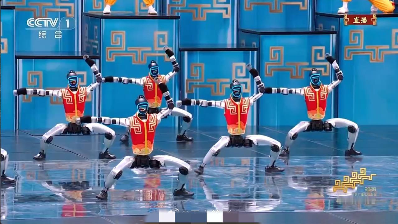 去年转手绢，今年空翻打拳！春晚机器人一年进化太惊人
 
春晚《武BOT》机器人真