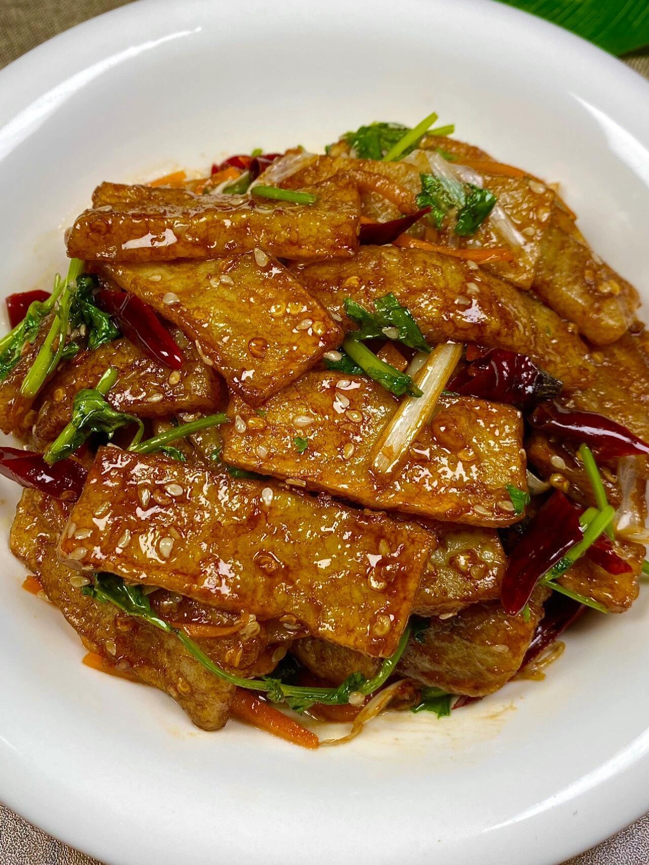 好吃又下饭的风味土豆片。土豆炸得脆脆的，裹上酱汁香得嘞色 大家快试试！...