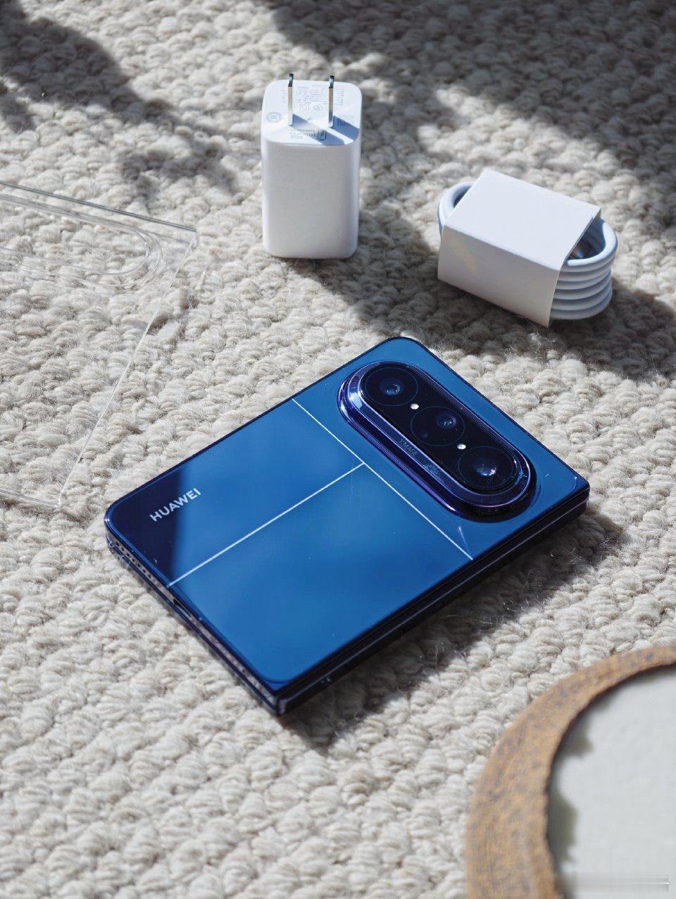 HUAWEI Pura X Max星际蓝太好看了，不同光线呈现出不同的蓝色，采用