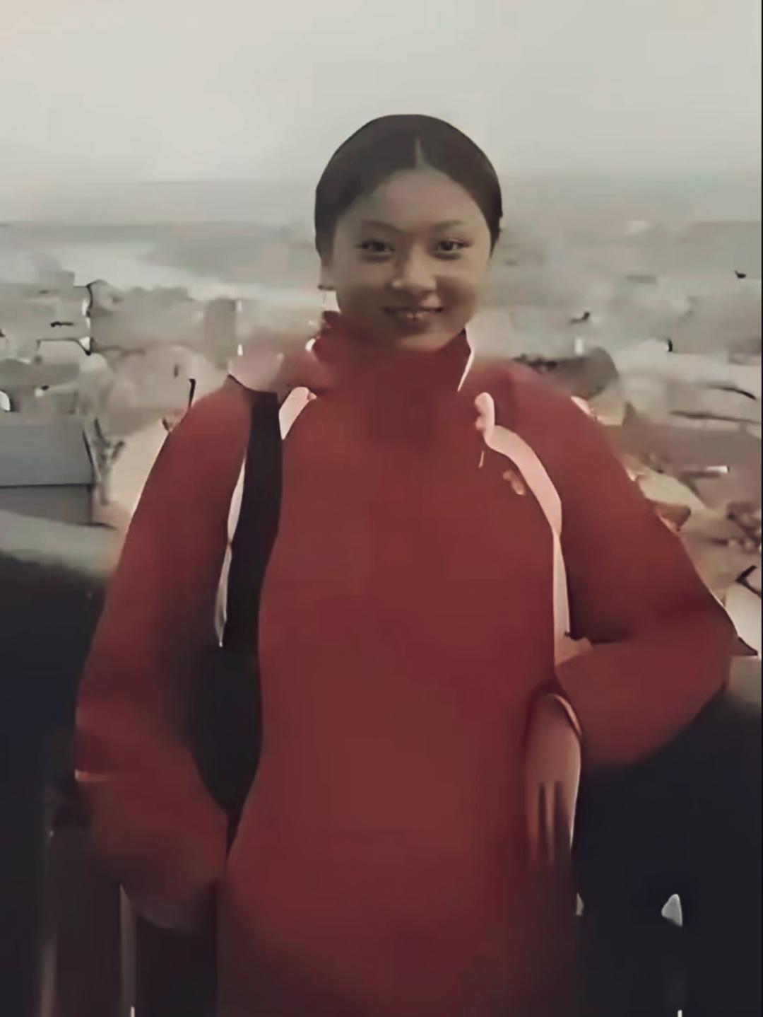陈婷18岁时候的照片，一看就是贤妻良母型的女人！张艺谋导演不但挑演员眼光高，找老