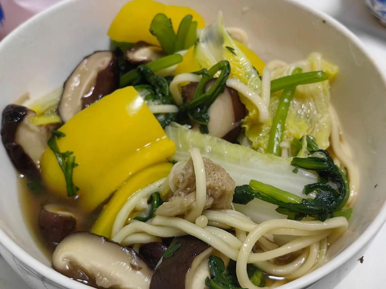 女儿做的健康减肥餐，蔬菜很多，没油没盐，健康倒挺健康，就是不好吃。