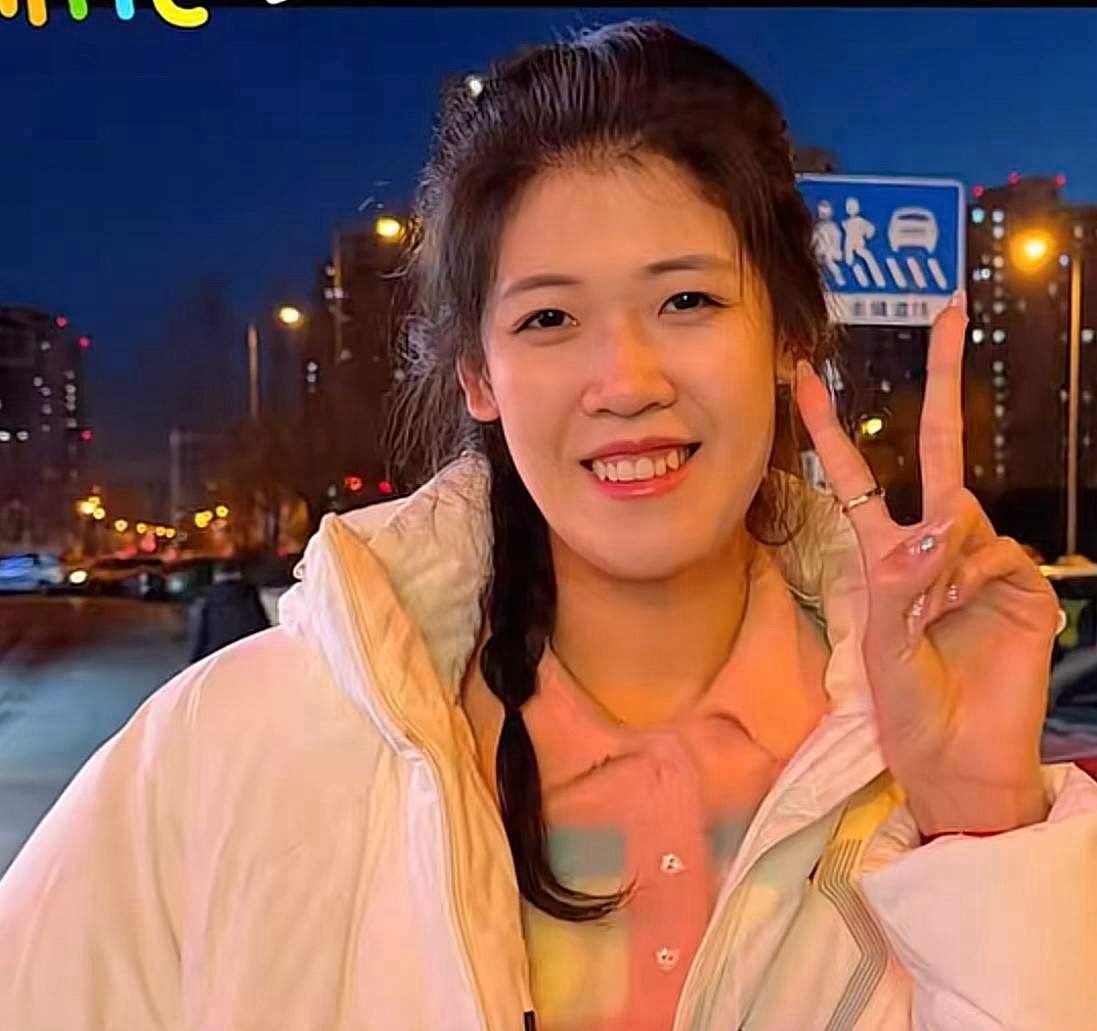 今天是漂亮的妹妹李盈莹，妈妈亲自给李盈莹编的头发，做妈妈幸福有人疼爱的孩子！去不