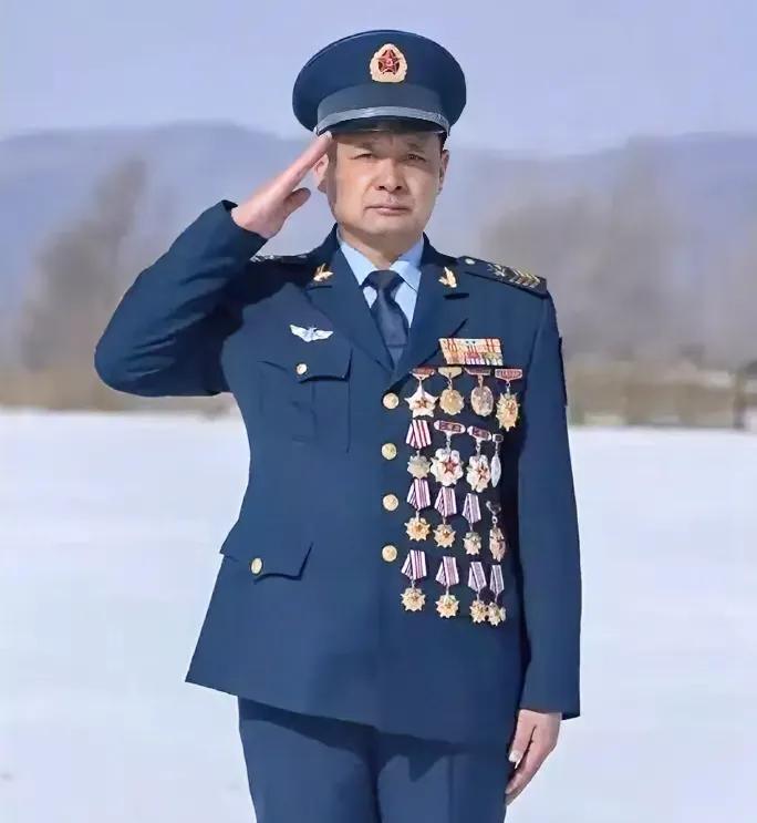 太厉害了！像这样的一级军士长太稀缺了！虽然是身份依然是兵，但这样的高级士官，在部