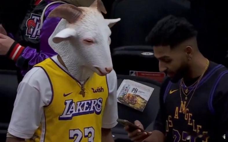 NBA常规赛，湖人客场123-120战胜猛龙。赛后，詹姆斯接受了记者采访。谈到多