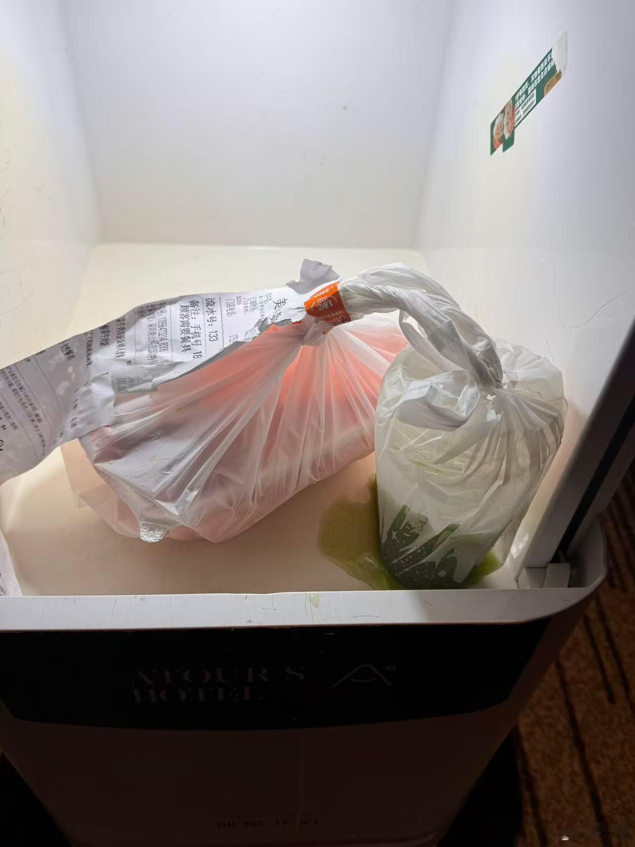 额，点的外卖饭是好的，饮料漏光了，联系商家不回复，申请售后只能整单退款… ​​​