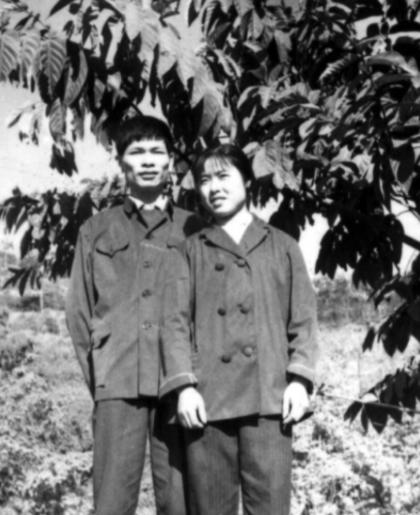 1970年，19岁北京知青摔断手臂，跑到县城买药。可药钱差1角，他恳请营业员帮忙