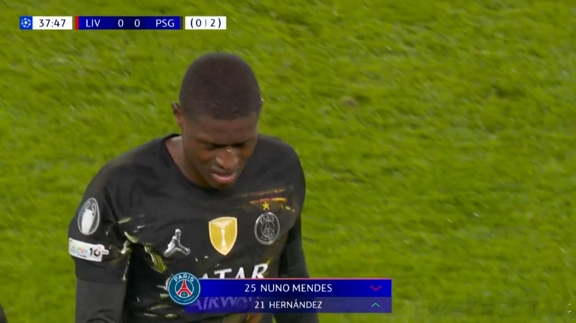 巴黎也出现伤情，门德斯伤退被卢卡斯·埃尔南德斯换下利物浦vs巴黎圣日耳曼