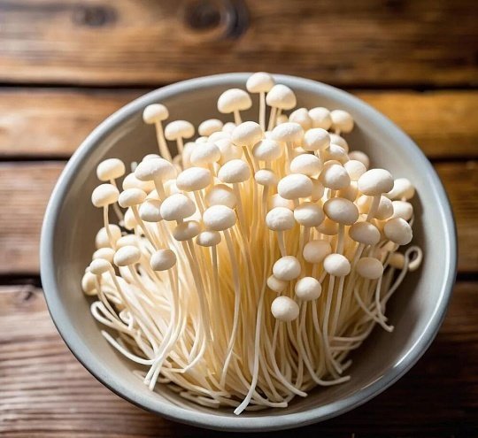 金针菇上长金针菇太神奇了！冰箱里的金针菇居然自己“生娃”了，层层叠叠的小金针菇从