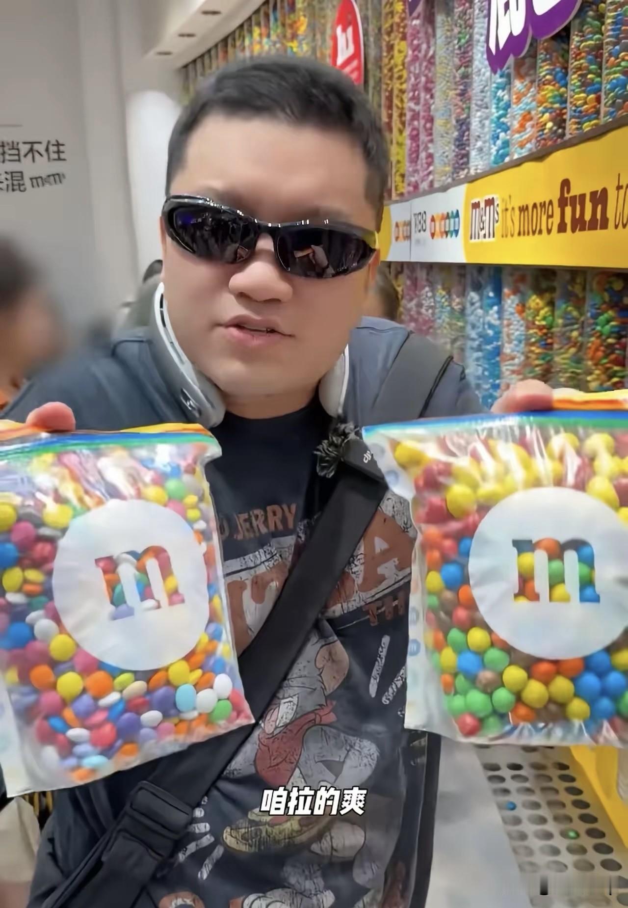 《家有儿女》小雨饰演者尤浩然探店上海M豆，拉的时候很兴奋，足足拉拉两大包，结账时