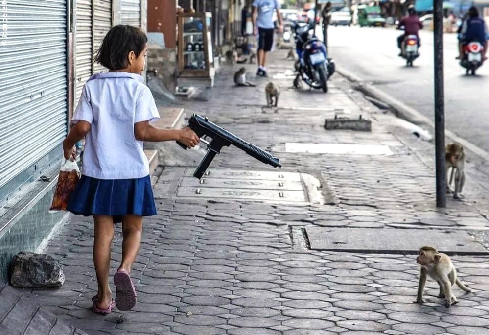 华富里府是泰国中部的一个城市，以拥有众多野生猴群而闻名，被称为“猴城”。

尽管