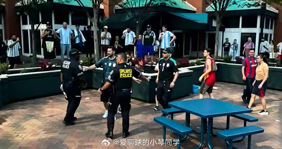 离谱！阿根廷2大极端球迷组织场外内讧互殴扔板凳，1人被警察逮捕北京时间7月16日