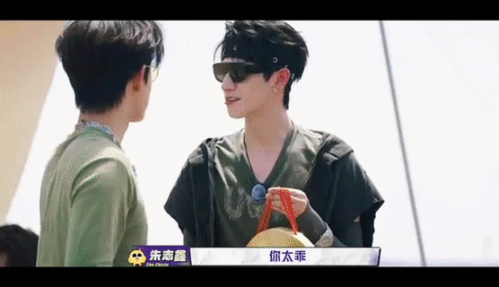 被朱志鑫这么夸很难不变翘嘴朱志鑫这一波夸夸攻击实在是相当的到位了，这个小嘴怎么就
