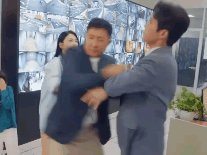 张雨绮新剧《绽放的许开心》怒扇前夫一巴掌其中一条评论特别突出，点赞都高达3.9万
