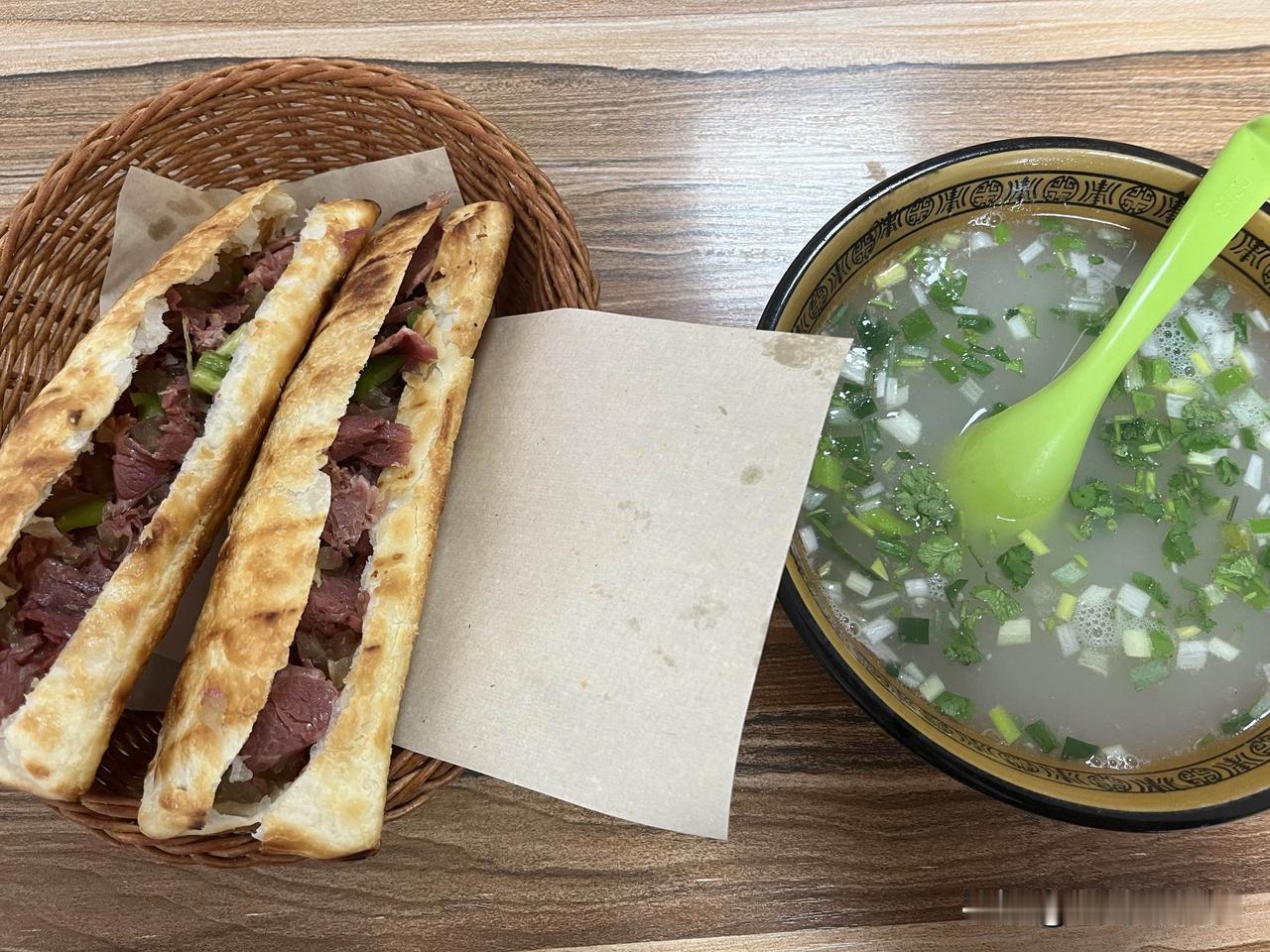 天上龙肉，地下驴肉。美美地整上两个酥脆的驴肉火烧，再配上一碗鲜香的驴肉汤，那滋味