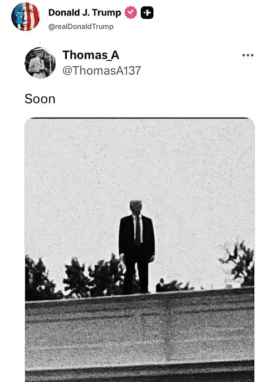 特朗普在社交媒体更新了一张照片。照片是特朗普的黑白剪影照，特朗普站在高处向下俯视