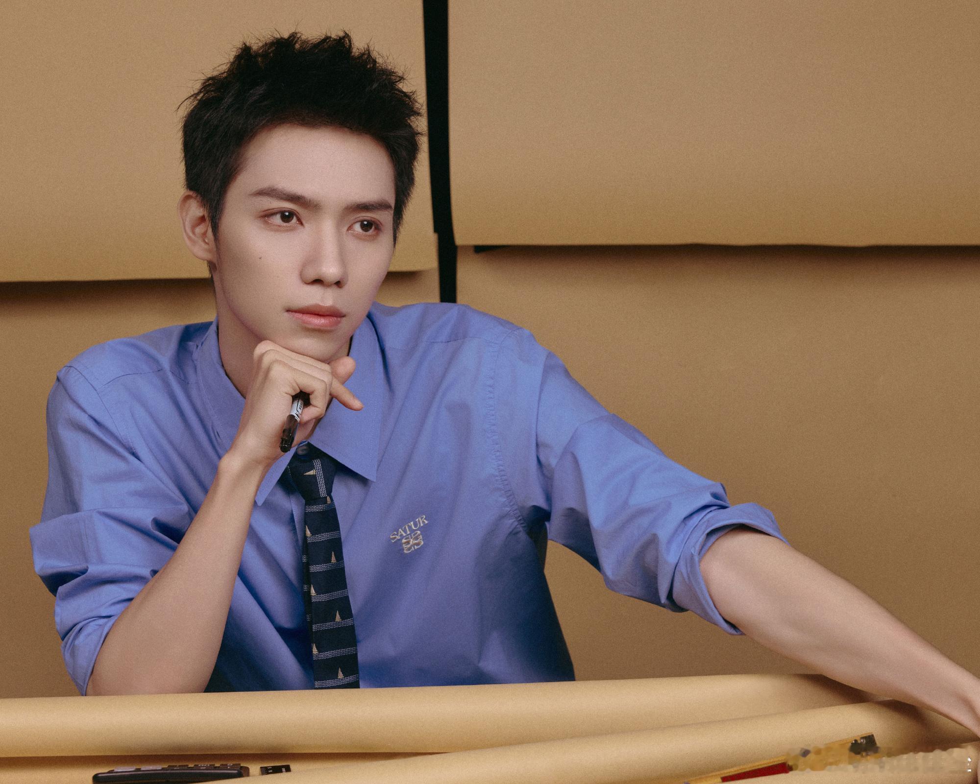 罗一舟这出发图太有意思啦！刺猬头造型帅炸，旁边尺子太抢镜，我这就用它量量罗一舟脸