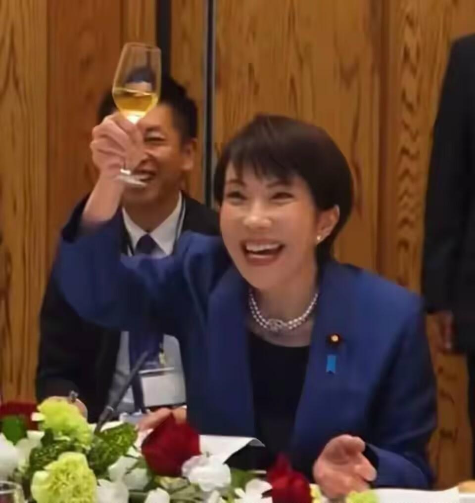 中午和一群战友聚会，席间有好几位战友在谈论时下的中日关系时，都说日本提前大选了，