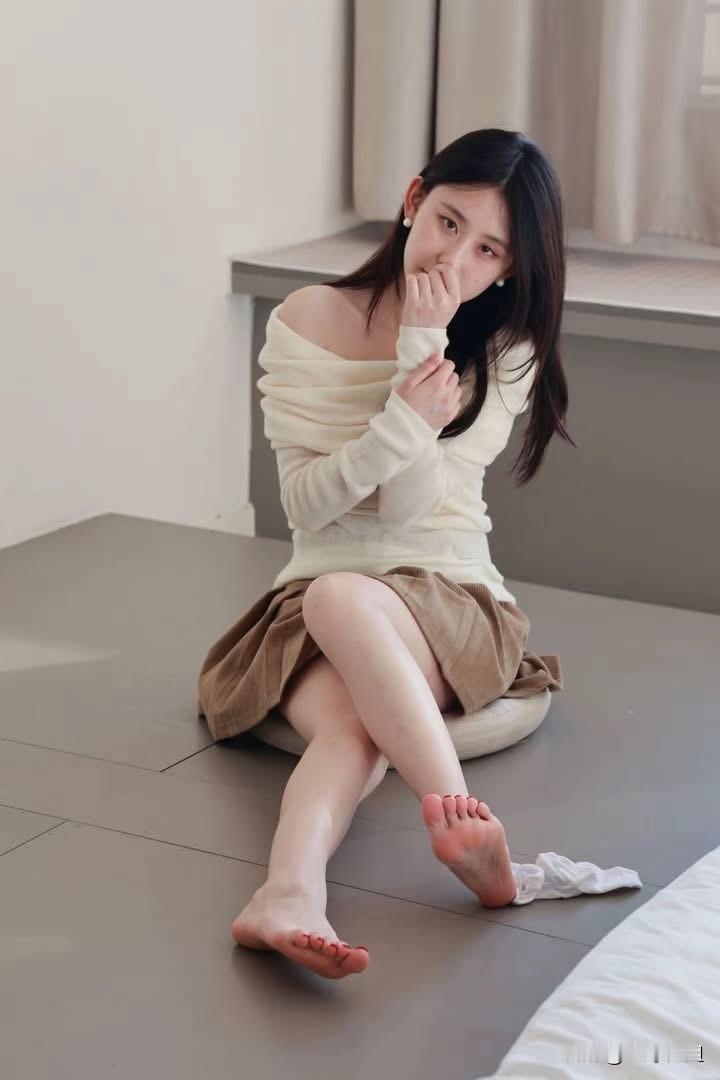 阳光照进房间，有个少女坐在窗边，感觉又温暖又安静。这场景让我想起三年前，我怀着闺