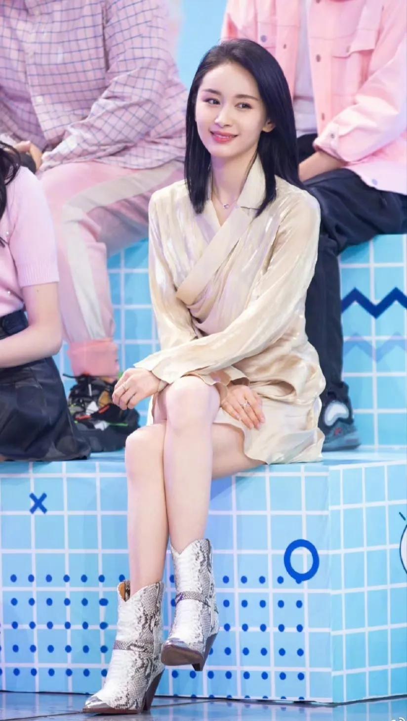 都说美丽冻人，这句话应该适合大部分爱美的女生！照片中的王子文，穿着一件长衣，脚上