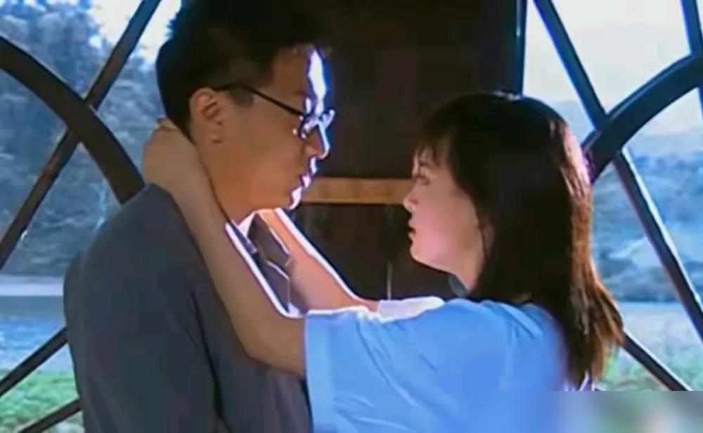 别再吹什么“天选之女”了，孙俪的成名，本质上是一场极度冷酷的资本“捡漏”。
当