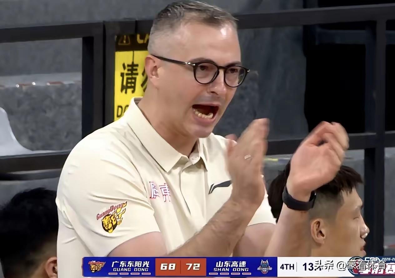 客观分析，广东男篮新赛季有可能历史首次无缘八强。主要原因有三点。
1、主教练更换