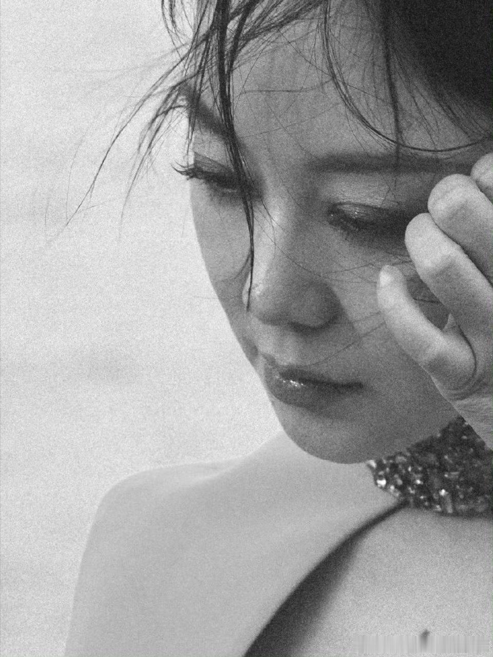 谁懂闫妮身上的电影感闫妮晚会那套造型，柠檬黄裙子撞得好有戏！随便一个镜头都像电影